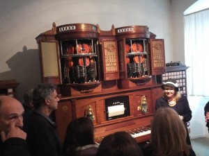 Player piano with six violins