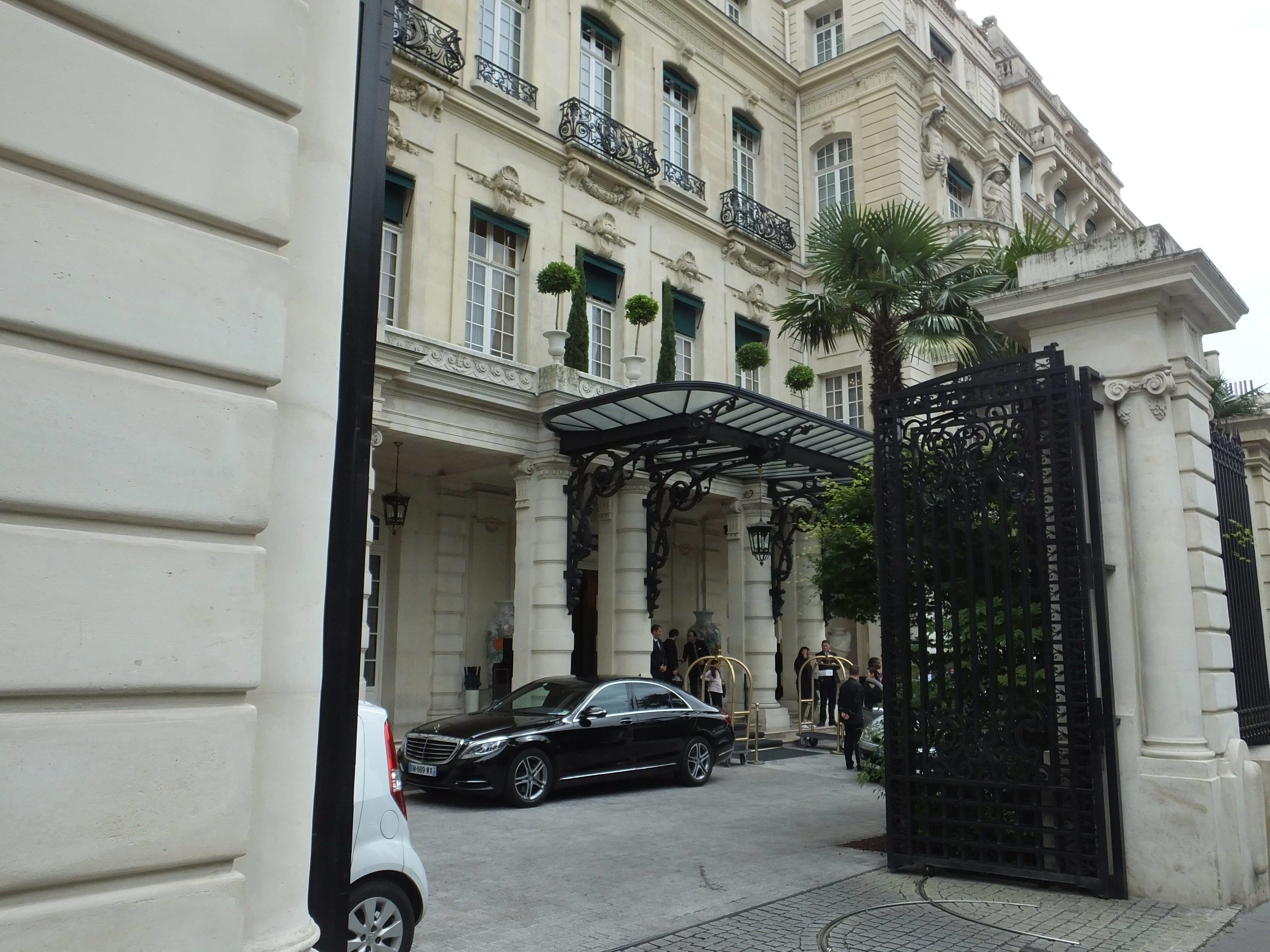 The entrance to the Shangri La Hotel on Avenue Woodrow Wilson