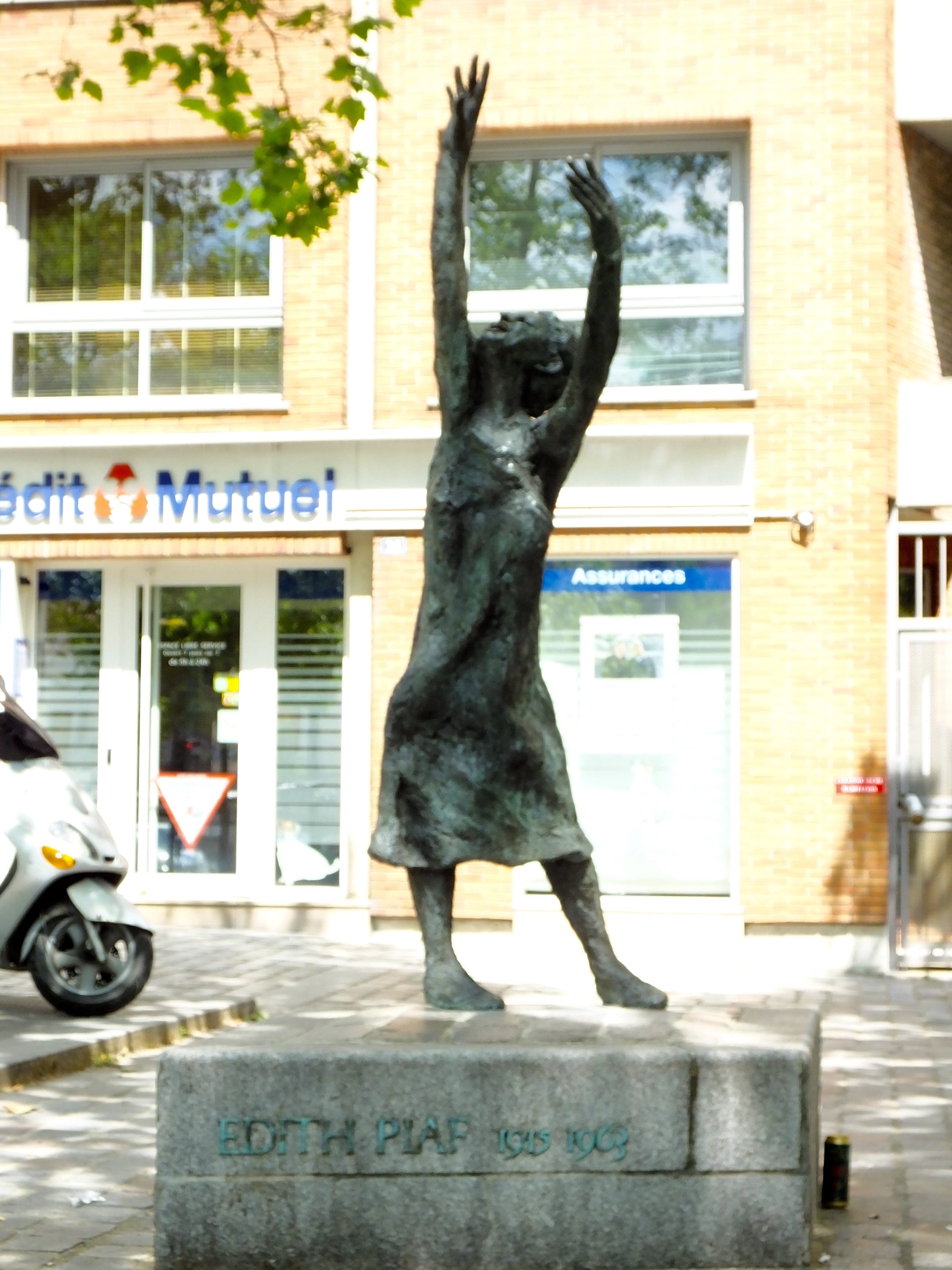 Statue of Edith Piaf